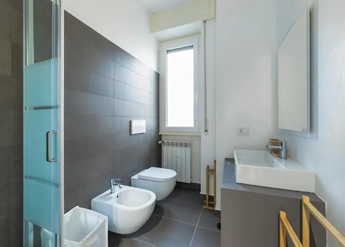 Guesthost - Cosy With Balcony! Apartment *